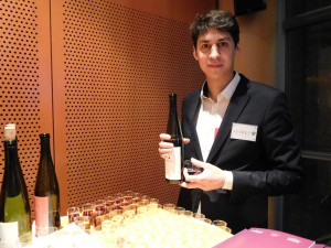 Albert hrdě připravuje degustaci svých vín v rámci prezentace projektu Proč by ne? v sídle Evropského parlamentu v Bruselu