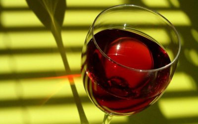 Ťukněme si na zdraví se neříká jenom tak, červené víno přispívá zdravému srdci!